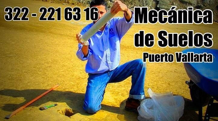 Un hombre está arrodillado en la tierra sosteniendo un tubo con las palabras