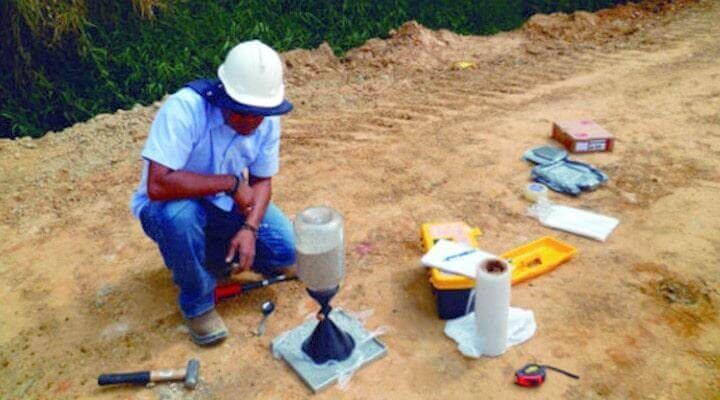 Un hombre que lleva un casco está arrodillado en el suelo.