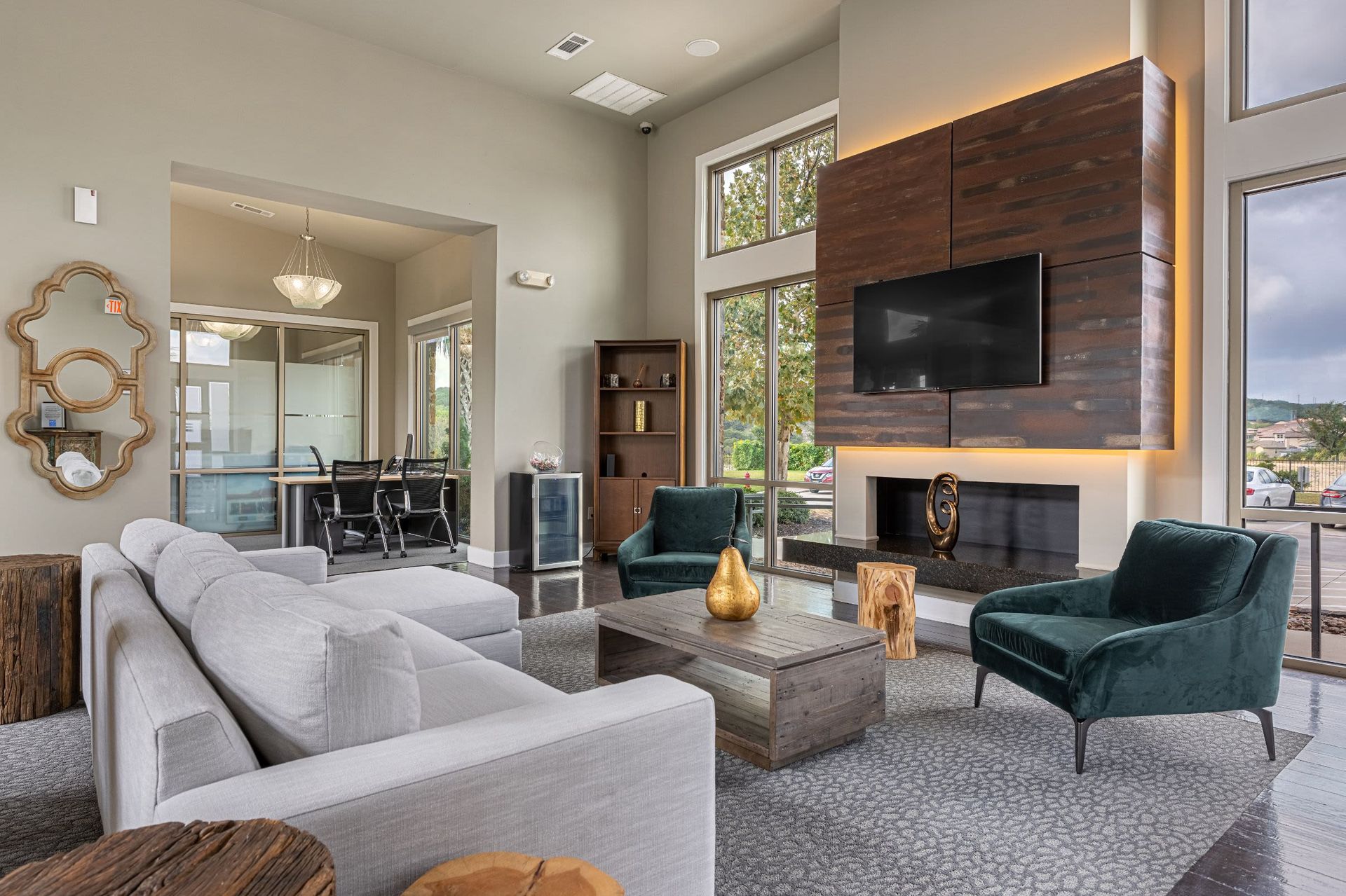 Clubhouse lounge area at Marquis Cresta Bella in San Antonio, TX.