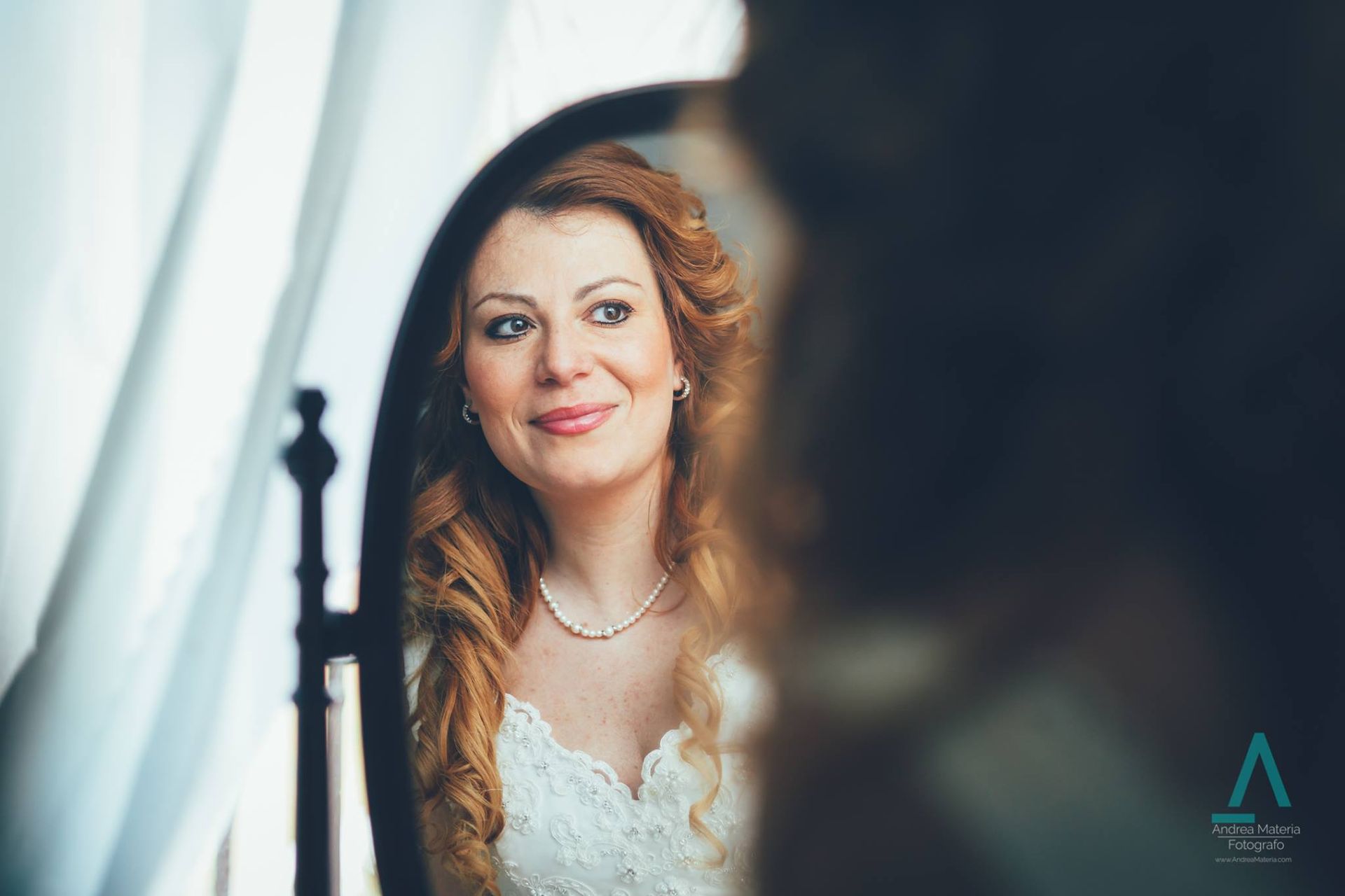 Una stanza piena di vestiti bianchi appesi sugli scaffali.