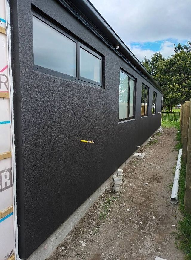 the side of a building that has the letter r on it