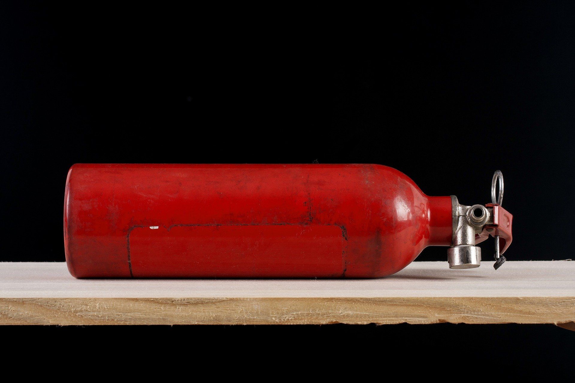 Het verschil tussen de Fire Knock Out en een brandblusser