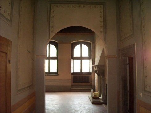 edificio con pareti interne decorate