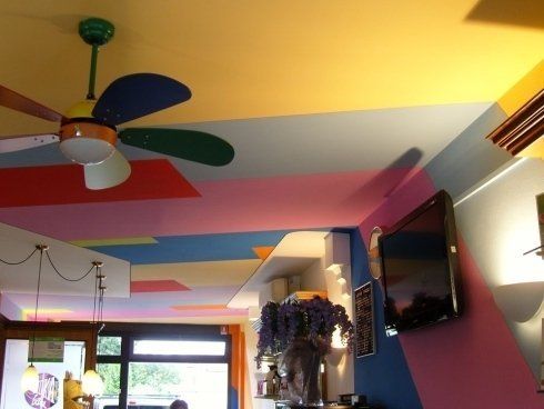 parete tinteggiata con vernici di diversi colori