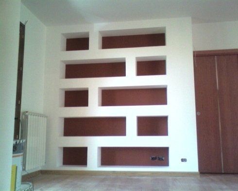 imbiancatura di parete con libreria in cartongesso