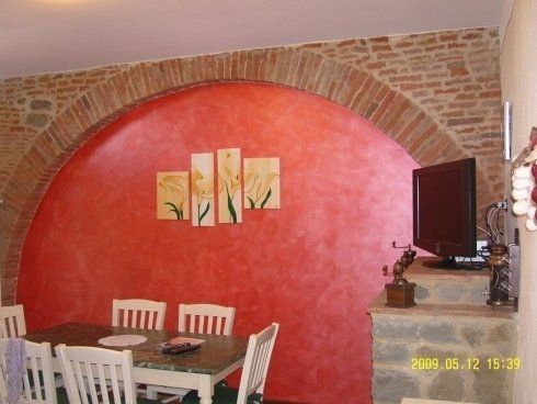parete tinteggiata con arco in pietra