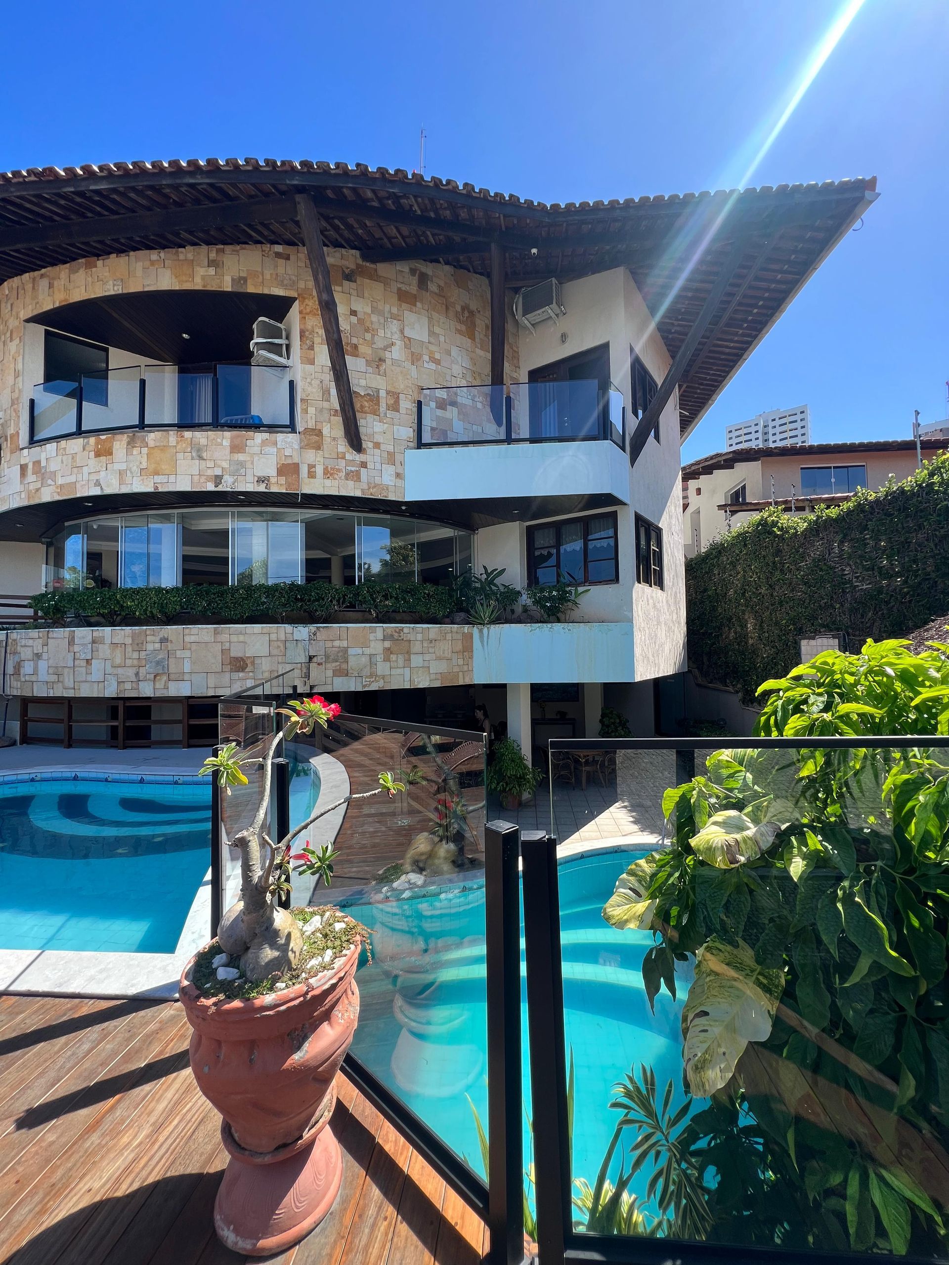 Uma grande piscina cercada por cadeiras e guarda-sóis