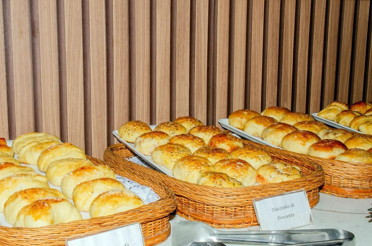 Uma sala grande com mesas e cadeiras e uma TV de tela plana
