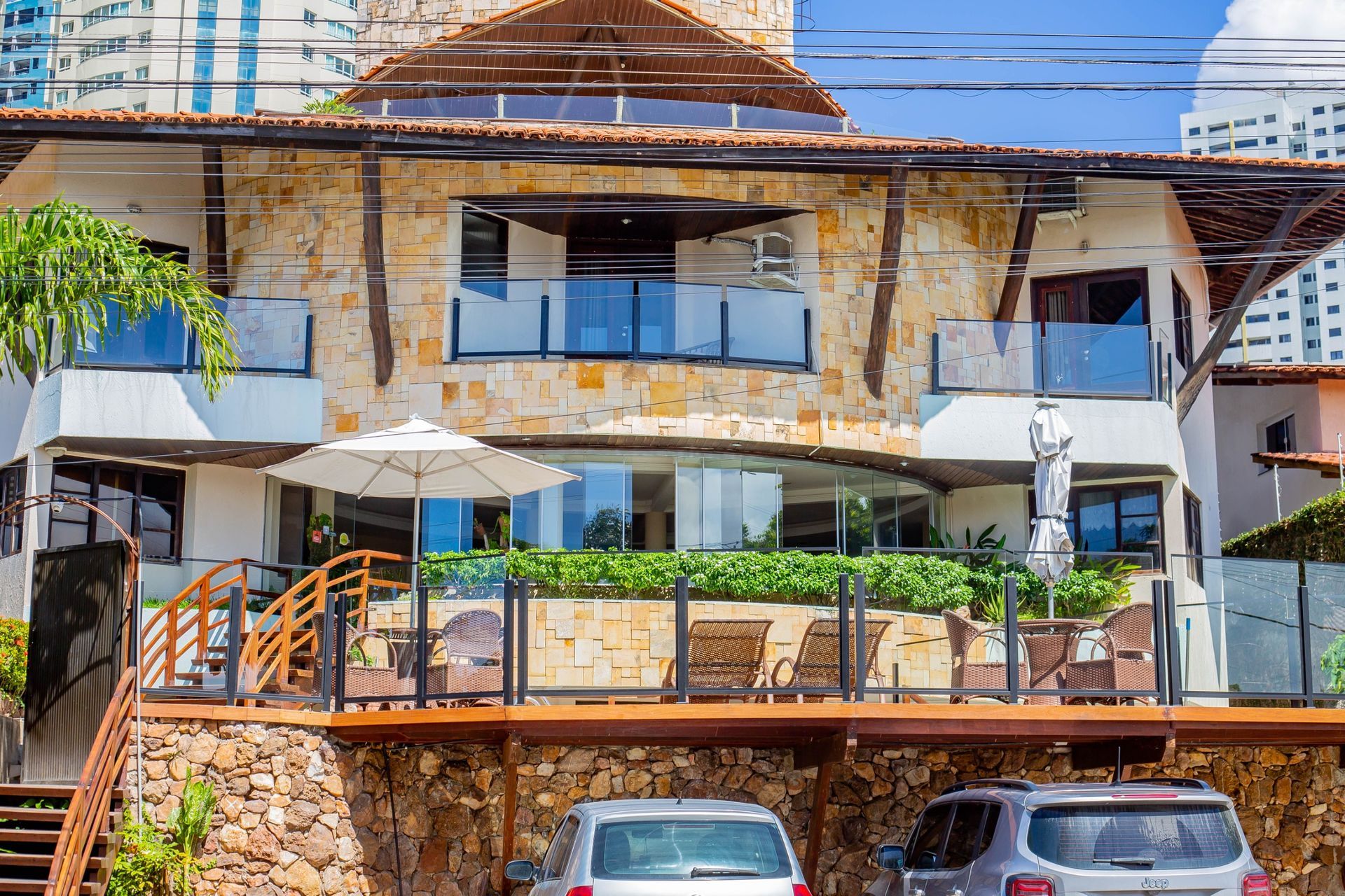 Uma casa com muitos carros estacionados na frente dela