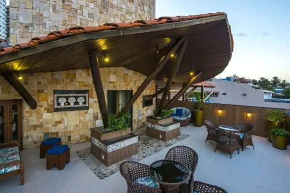 Uma varanda com uma mesa e cadeiras