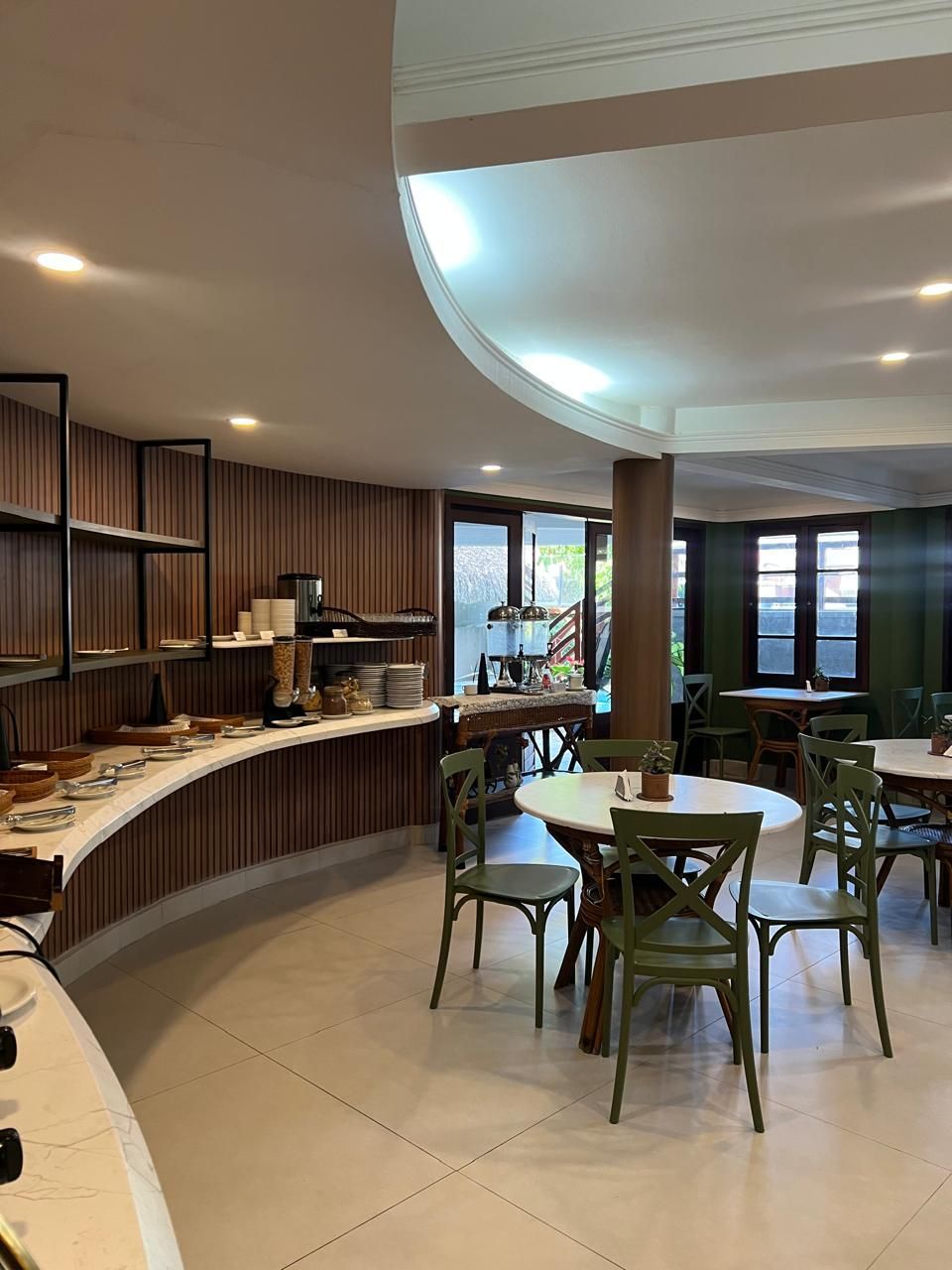 Vários sanduíches estão em pratos sobre uma mesa.