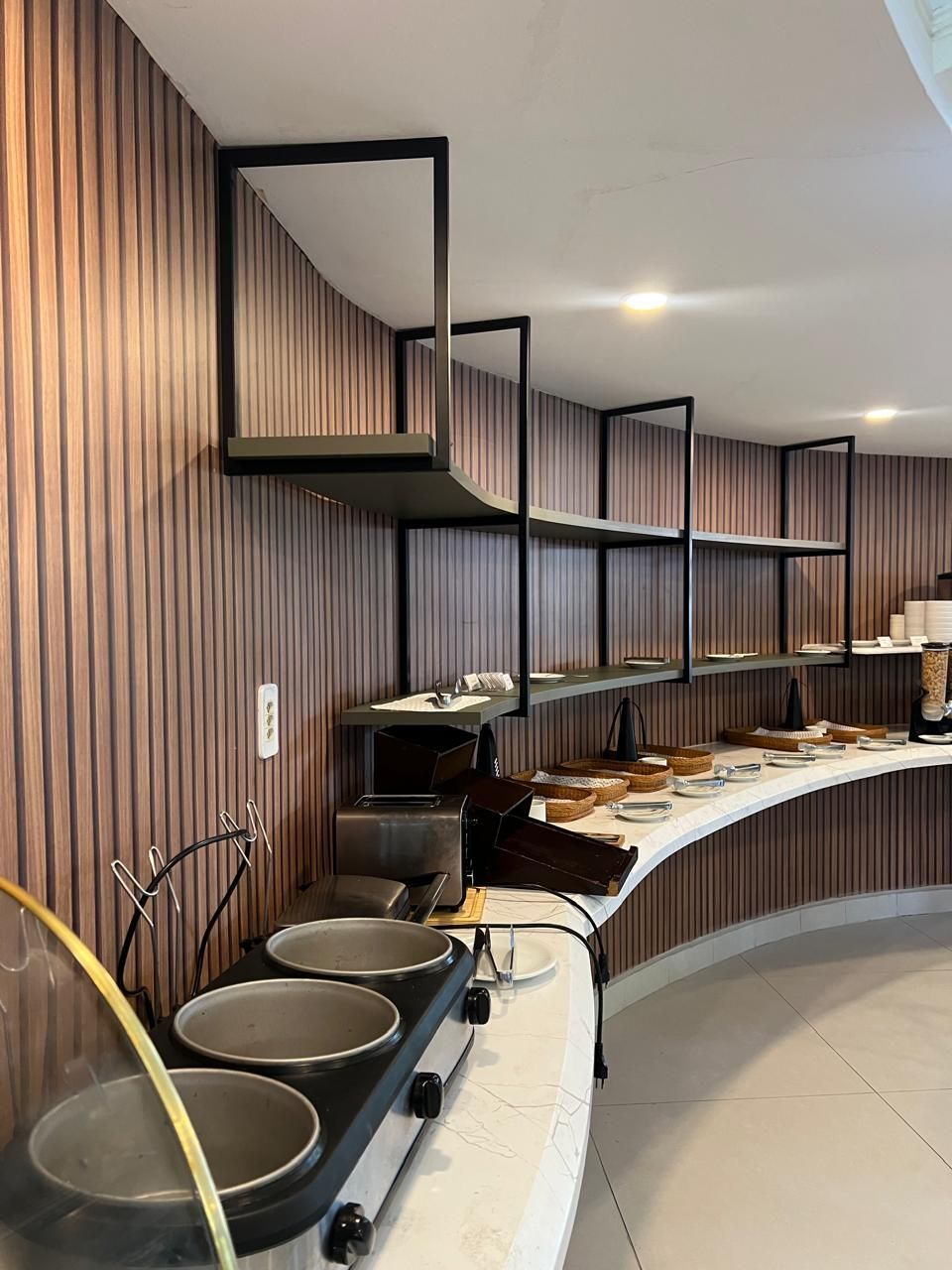 Uma mesa de bufê com muita comida e bebida.