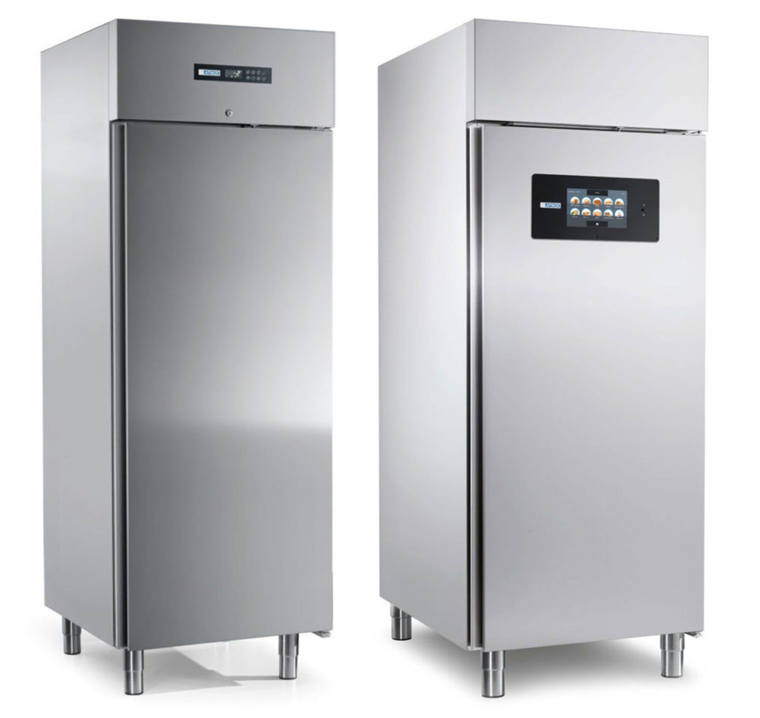 Due frigoriferi in acciaio inossidabile sono uno accanto all'altro