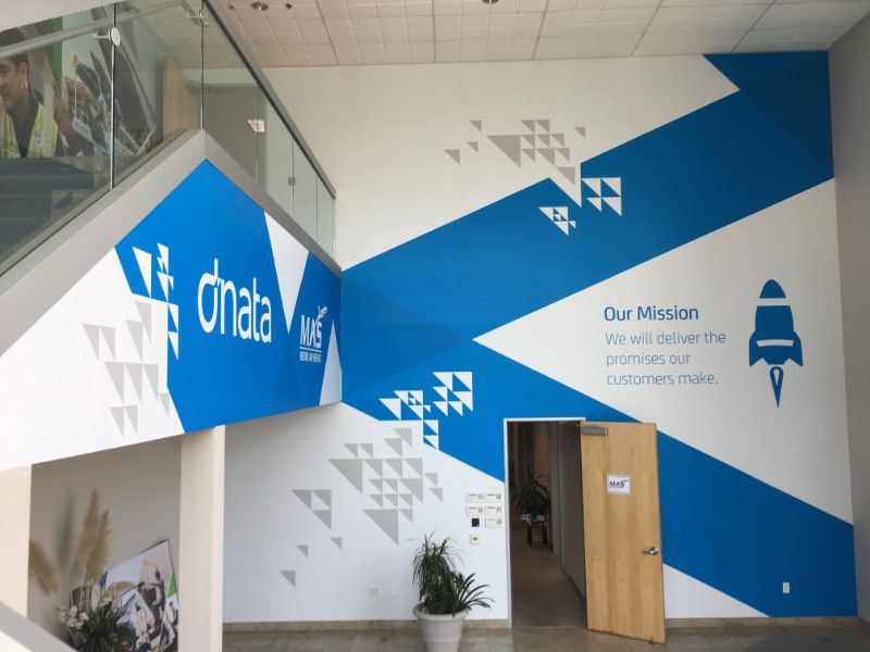 A blue and white wall with the word onata on it