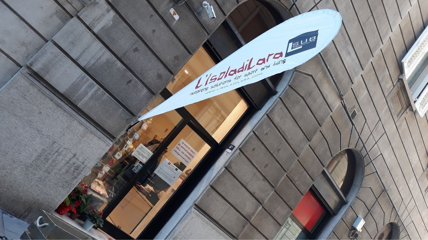 Una vetrina con un cartello che dice l'infinie lara