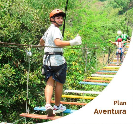 Hombre en un puente colgante en un bosque, levantando el pulgar. Texto de un plan de aventura.