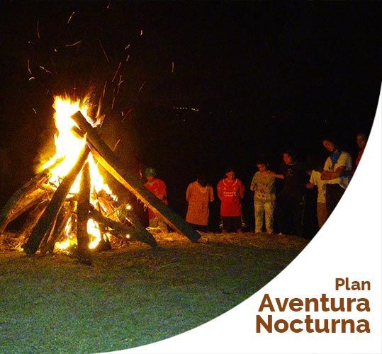 Anuncio de plano de camping con imágenes, texto y precios.