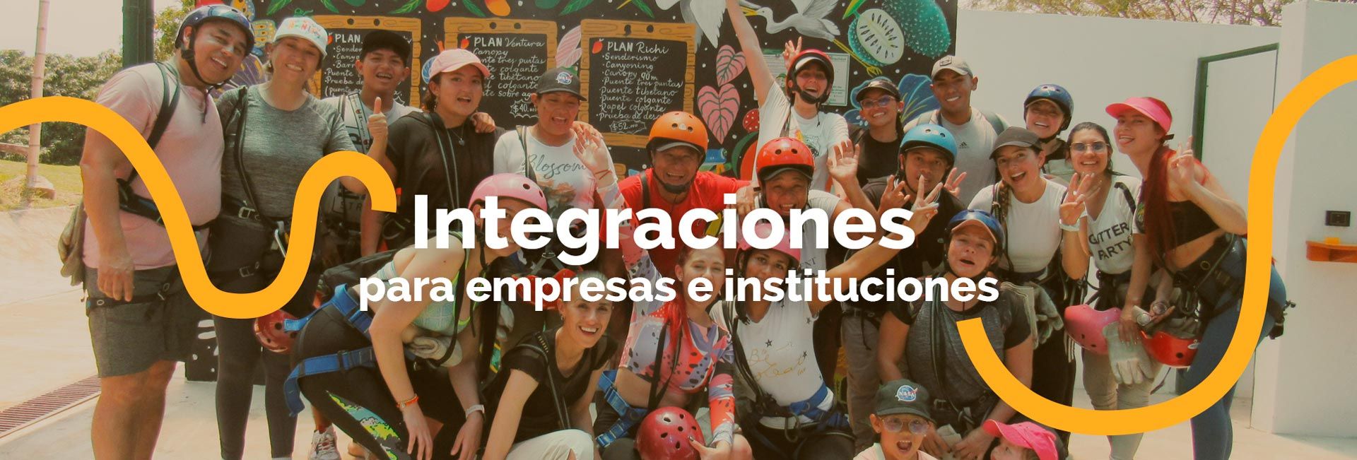Grupo de personas con cascos, posando al aire libre frente a una pared pintada; superposiciones de texto: Integraciones para empresas e instituciones.