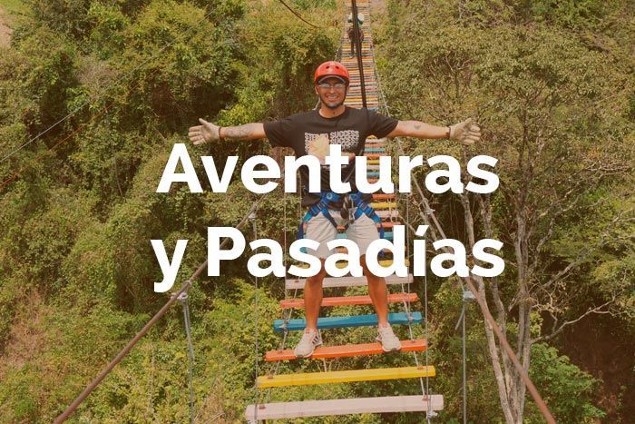 Hombre en un puente de cuerda con los brazos extendidos, con casco, sobre un exuberante paisaje verde; texto 