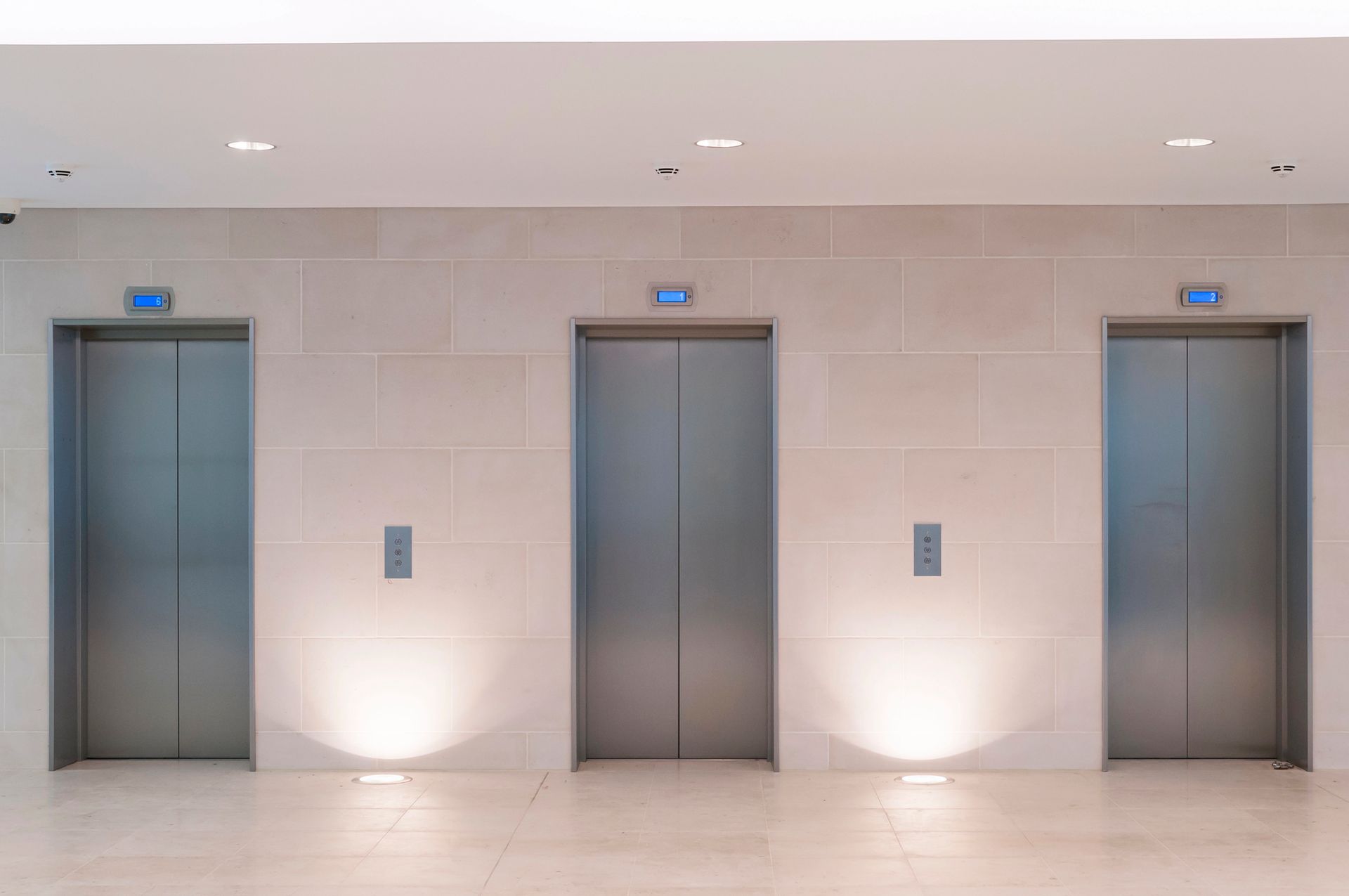 Una fila de ascensores en un edificio con sus puertas abiertas.