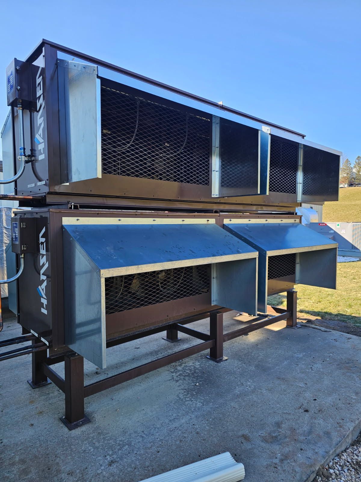 A large air conditioner is sitting on top of a concrete platform.