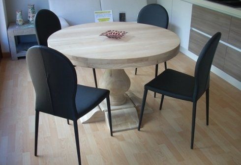 tavolo in legno con sedie nere