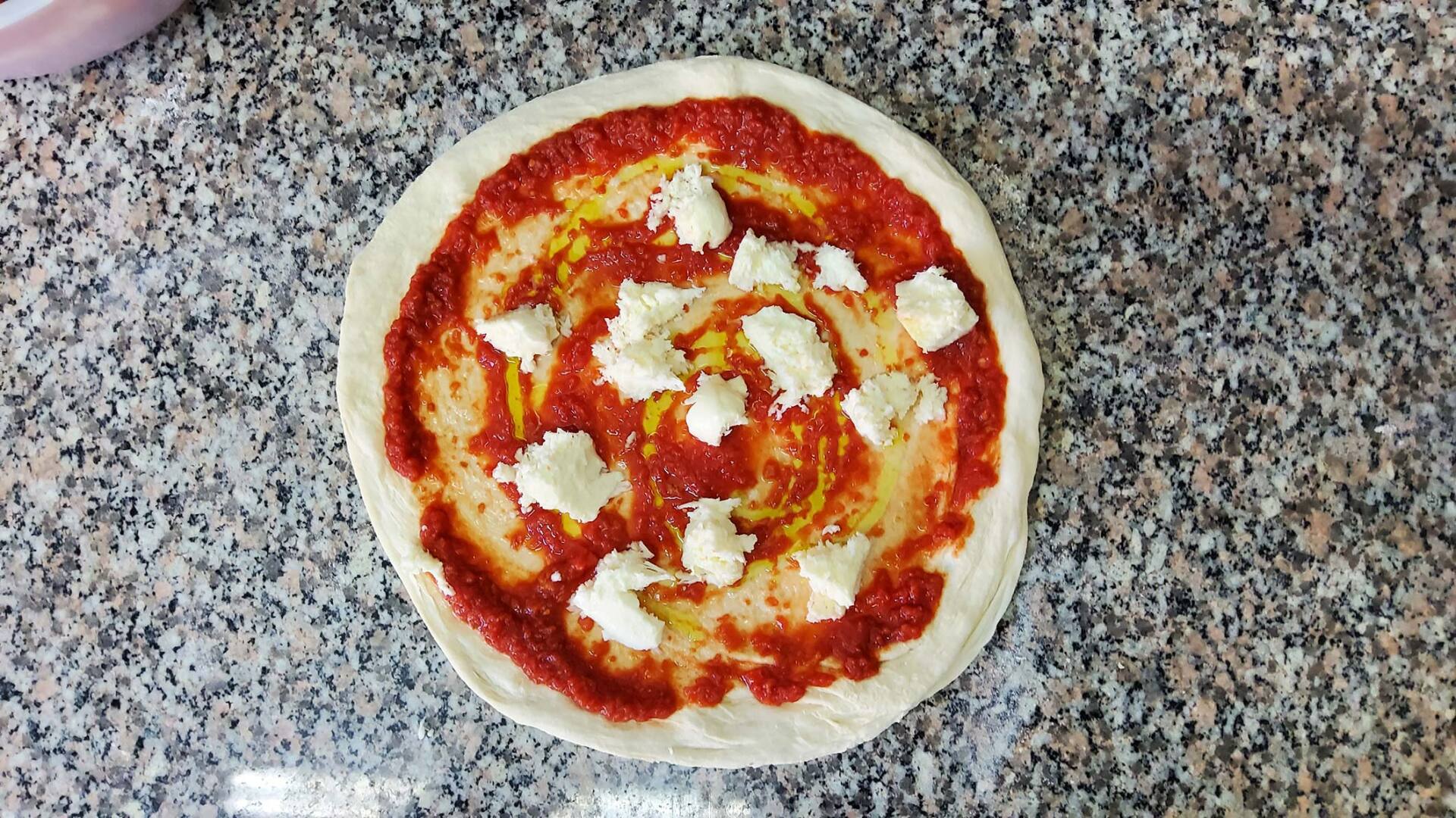 pizza prima di essere infornata