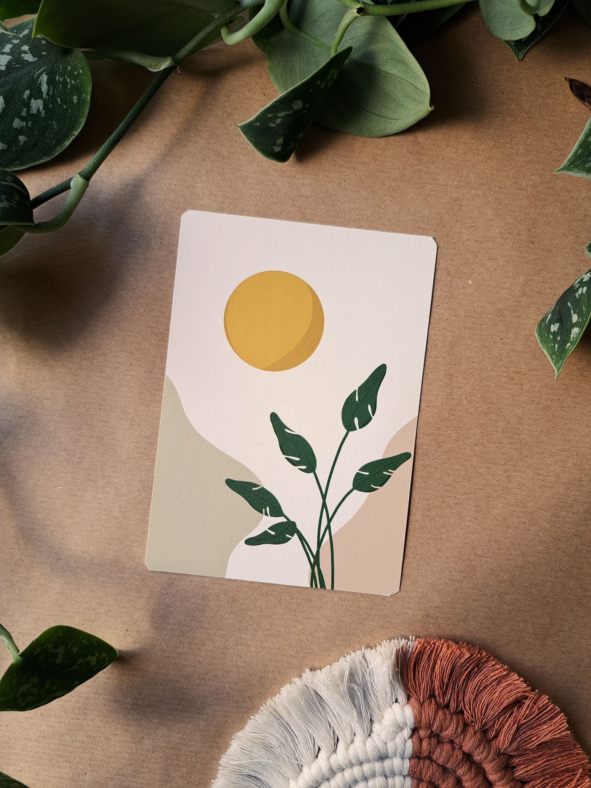 minimalistische wenskaart zon met plant