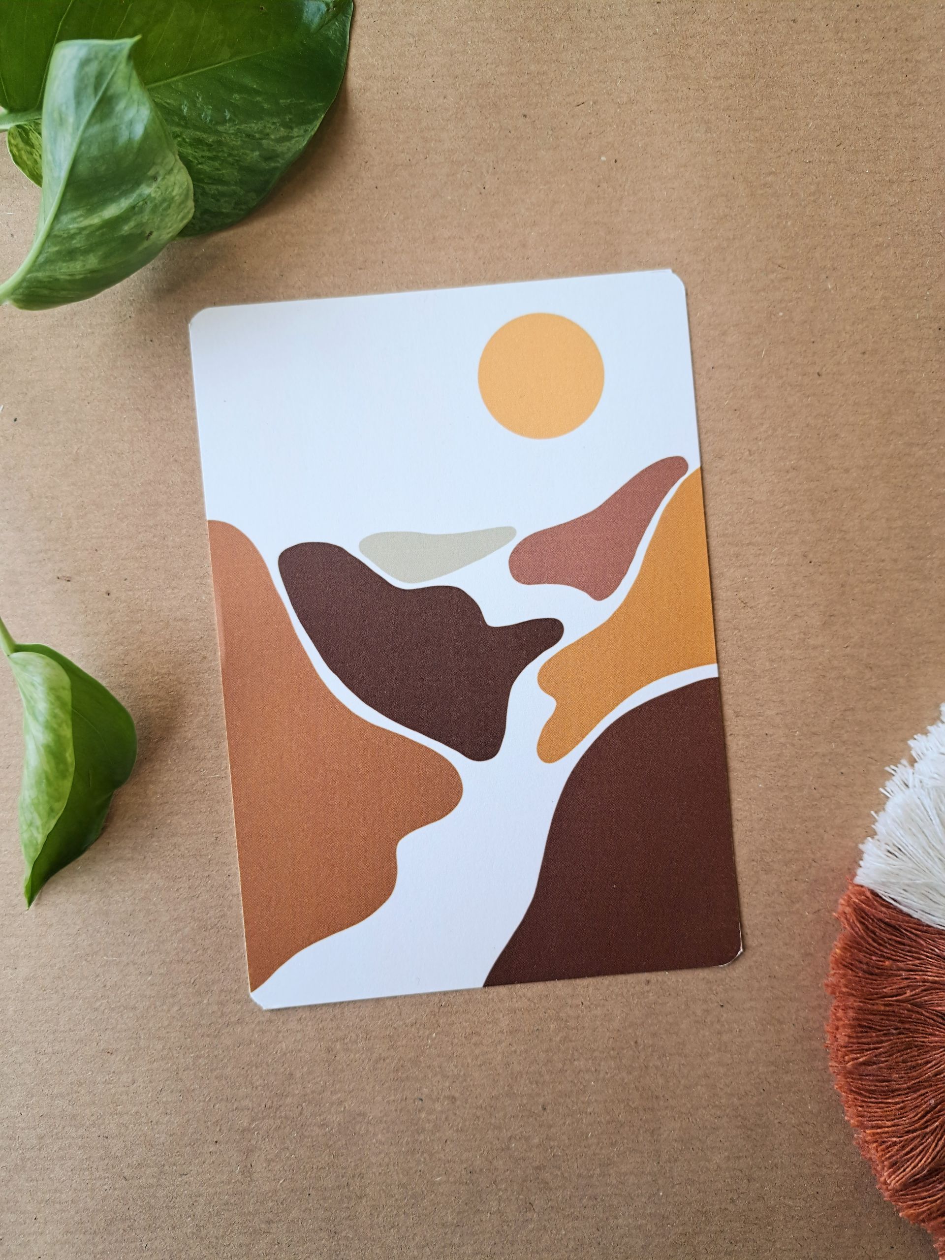 minimalistische wenskaart zon met bergen