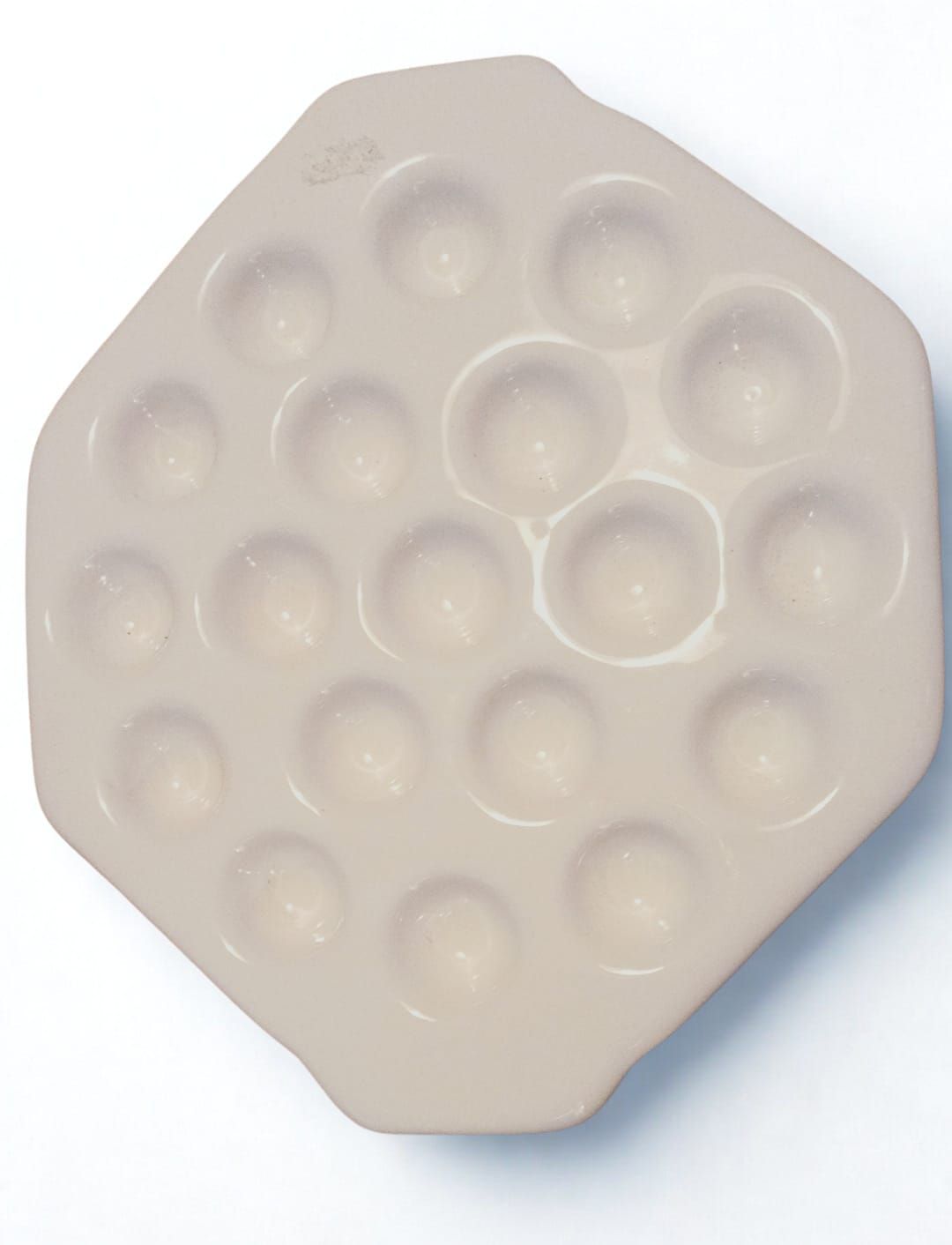 Placa de pocillos de cerámica blanca con 20 hendiduras redondas, utilizada para aplicaciones de laboratorio o artísticas.