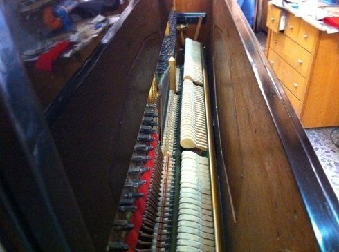 pianoforte di profilo