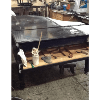 pianoforte a coda bianco in riparazione