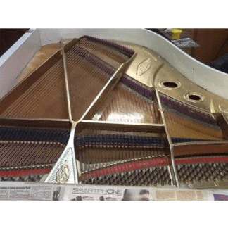 riparazione pianoforte a coda bianco