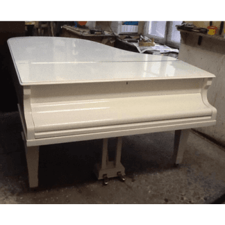 pianoforte a coda bianco chiuso