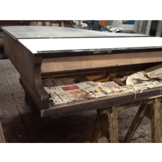 pianoforte a coda bianco in riparazione