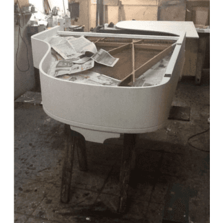 pianoforte a coda bianco aperto