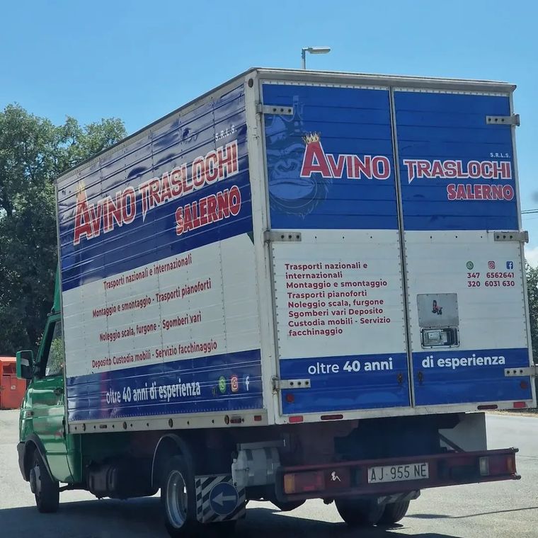 Un camion blu con le scritte 