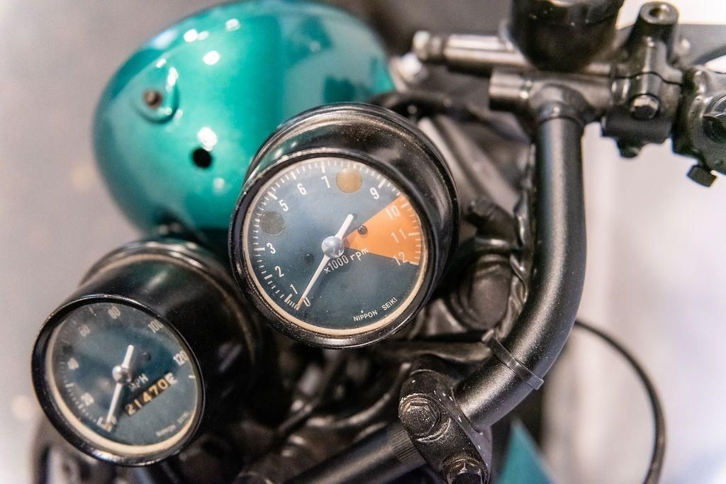 A close up of a motorcycle 's speedometer and tachometer
