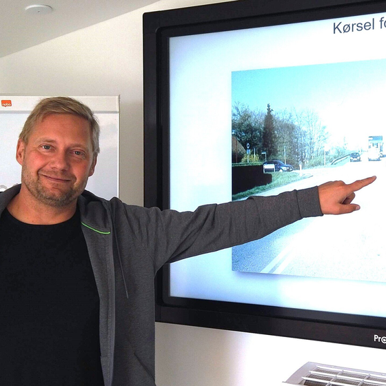 Bilede af Lasse Serup som underviser foran en skærm