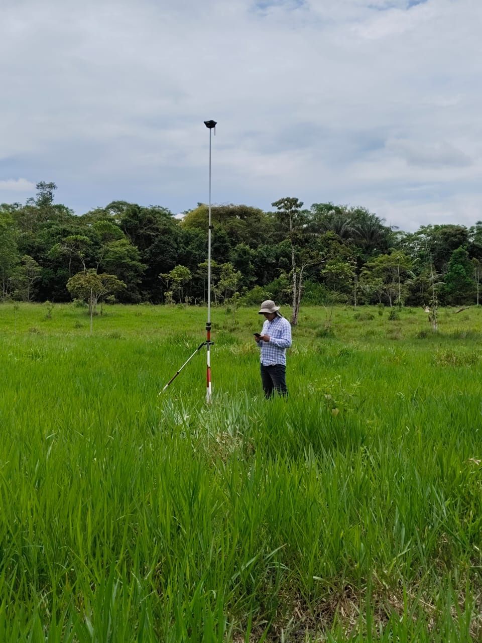 Dron inspeccionando el terreno; cuadro gris y objetivo en primer plano, montañas y valle en el fondo.
