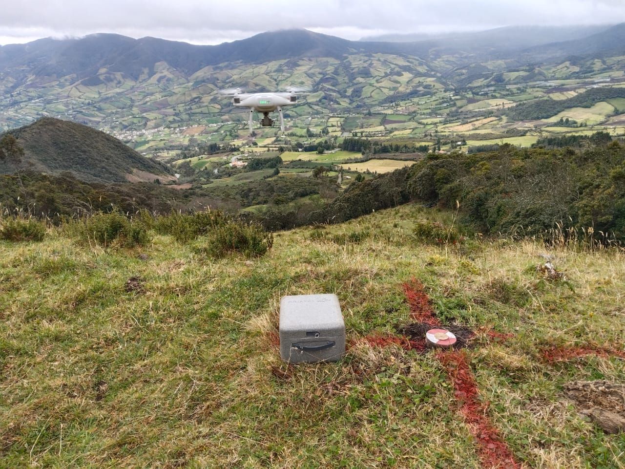 Vista aérea de una zona residencial; mapa con edificios, árboles y carreteras. Incluye una rosa de los vientos y sellos oficiales.