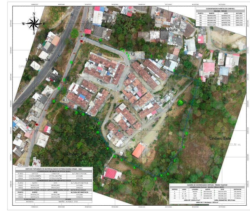 Vista aérea de una zona residencial con casas, árboles y carreteras. Incluye coordenadas y leyenda del mapa.