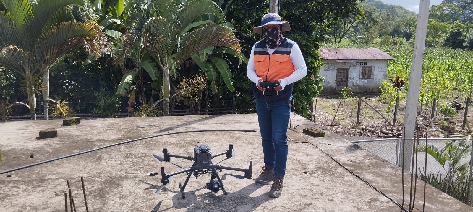 Dron inspeccionando el terreno; cuadro gris y objetivo en primer plano, montañas y valle en el fondo.