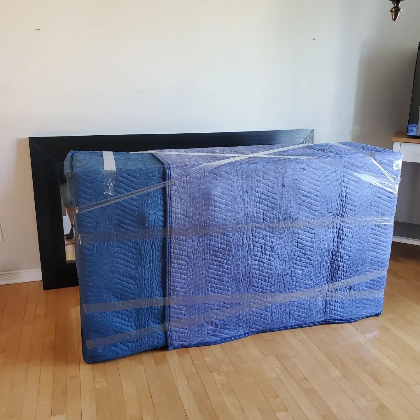 Une couverture bleue est enroulée autour d'un canapé dans un salon.