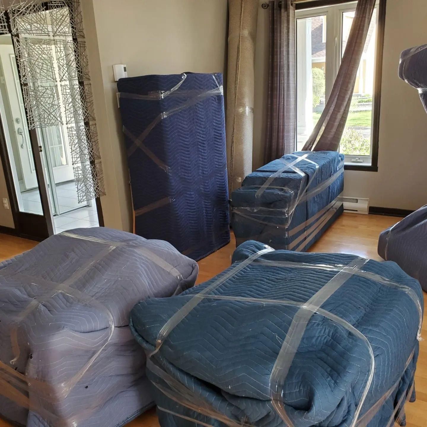 Une pièce avec beaucoup de couvertures bleues sur le sol