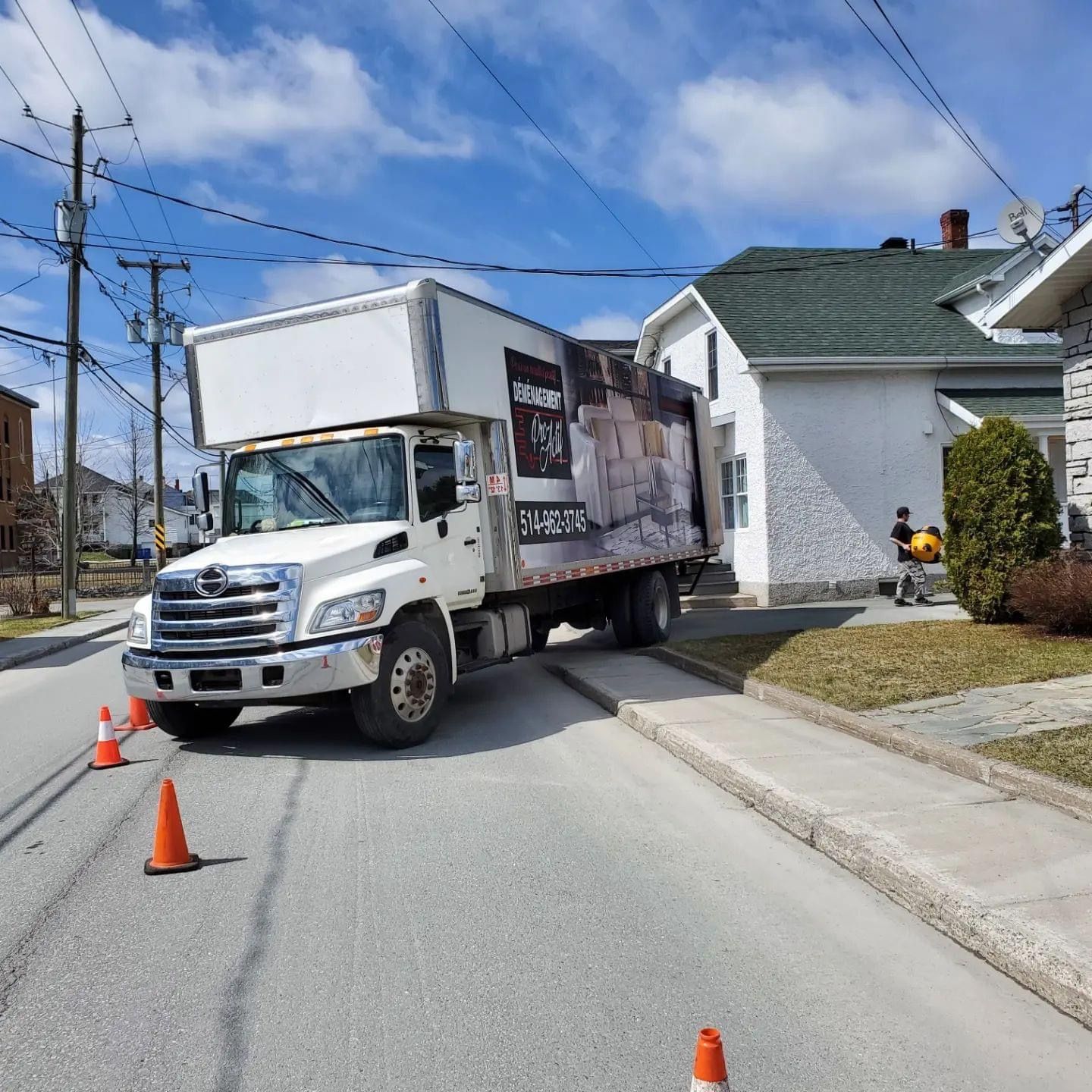 Un camion blanc est garé sur le bord de la route