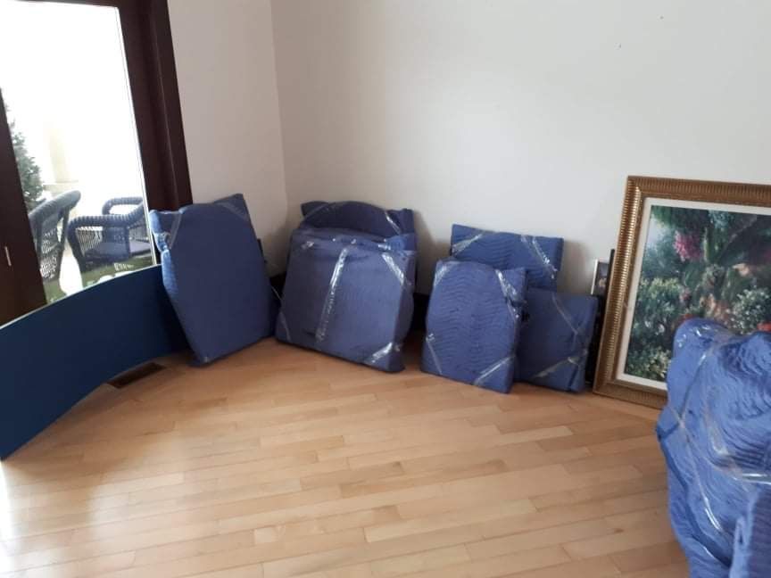 Une pièce avec beaucoup de boîtes bleues sur le sol