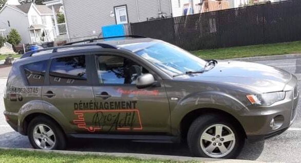 Un SUV gris est garé sur le bord de la route.