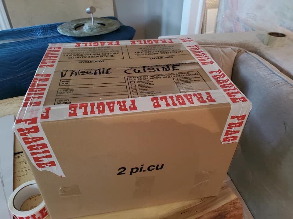 Une boîte en carton avec du ruban adhésif fragile dessus