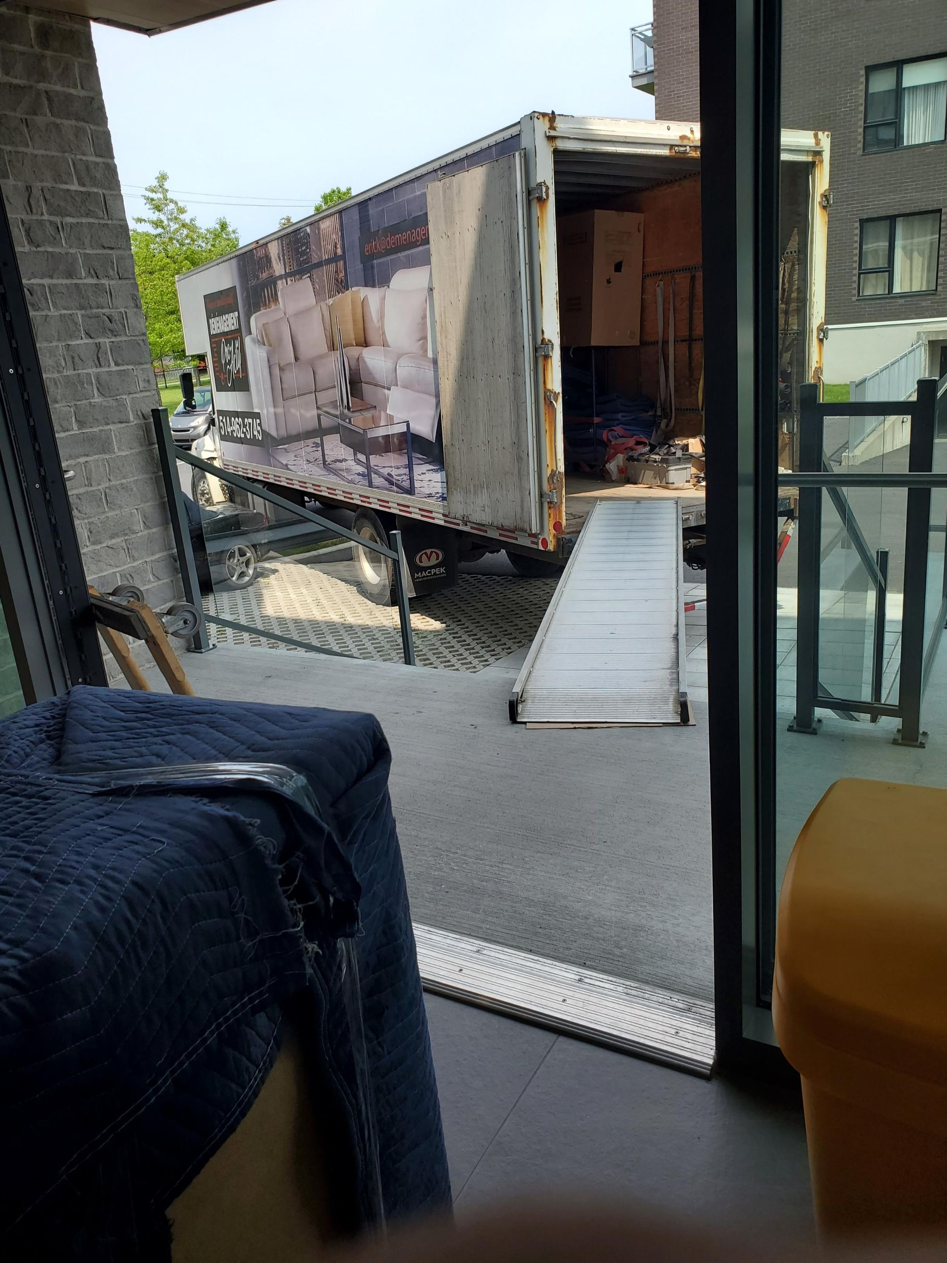 Un camion de déménagement est garé sur le bord de la route